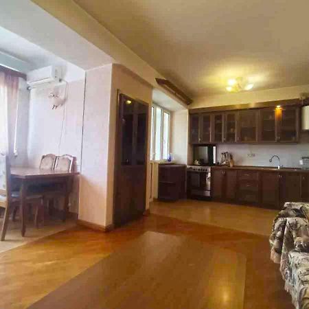 3 Room Apartment In Small Center Of Jerevan Buitenkant foto